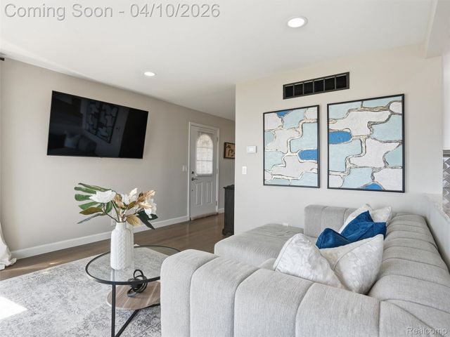 102 Lac Sainte Claire Drive, St. Clair Shores, MI 48082