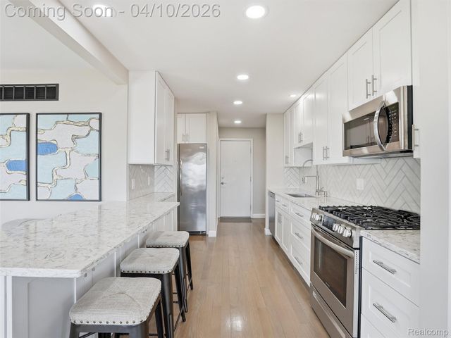 102 Lac Sainte Claire Drive, St. Clair Shores, MI 48082