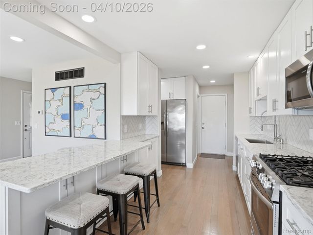 102 Lac Sainte Claire Drive, St. Clair Shores, MI 48082
