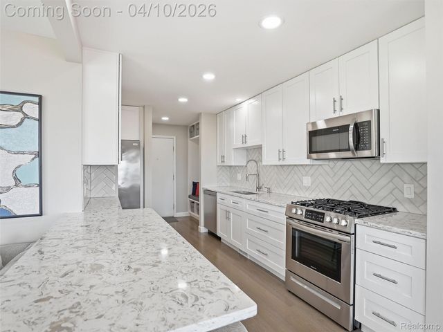 102 Lac Sainte Claire Drive, St. Clair Shores, MI 48082