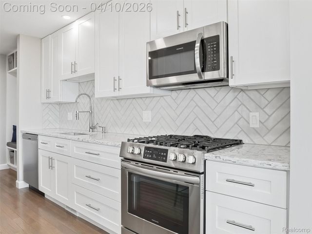 102 Lac Sainte Claire Drive, St. Clair Shores, MI 48082