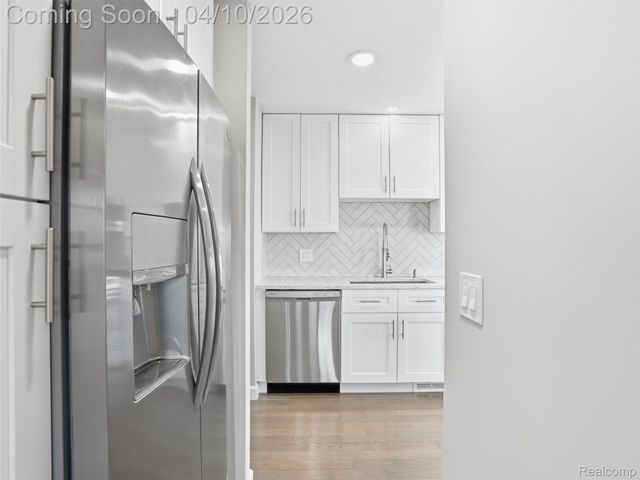 102 Lac Sainte Claire Drive, St. Clair Shores, MI 48082