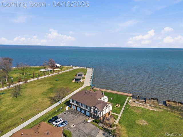 102 Lac Sainte Claire Drive, St. Clair Shores, MI 48082