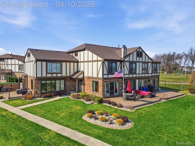 102 Lac Sainte Claire Drive, St. Clair Shores, MI 48082