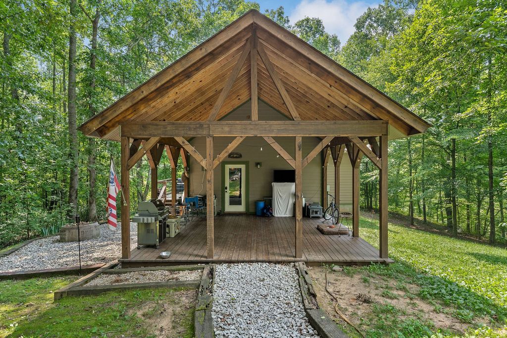 9073 McMinnville Hwy, Quebeck, TN 38579