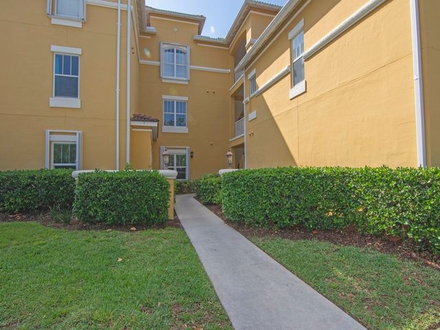 5045 Fairways Circle D101, Vero Beach, FL 32967