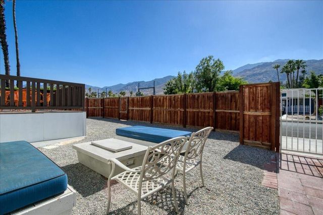 102 Fondulac Street, Palm Springs, CA 92264