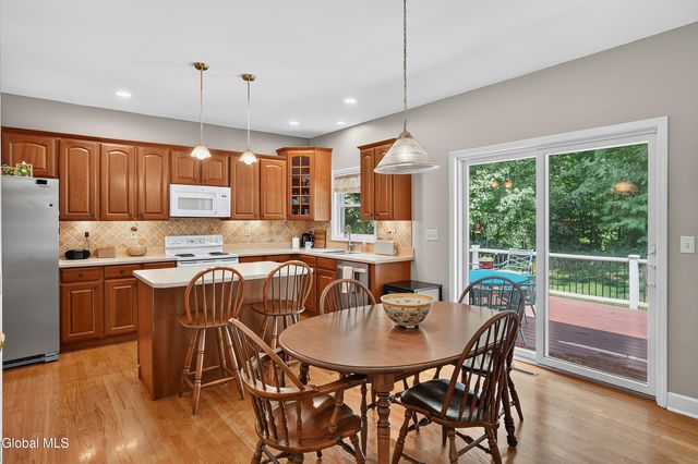 26 Hedgerose Lane, Bethlehem, NY 12054