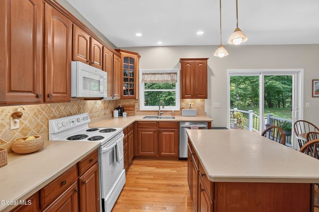 26 Hedgerose Lane, Bethlehem, NY 12054