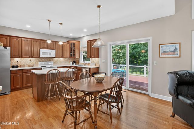 26 Hedgerose Lane, Bethlehem, NY 12054