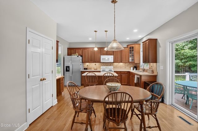 26 Hedgerose Lane, Bethlehem, NY 12054