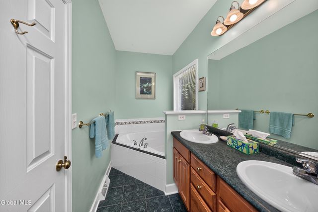 26 Hedgerose Lane, Bethlehem, NY 12054