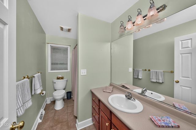 26 Hedgerose Lane, Bethlehem, NY 12054