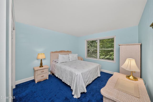 26 Hedgerose Lane, Bethlehem, NY 12054