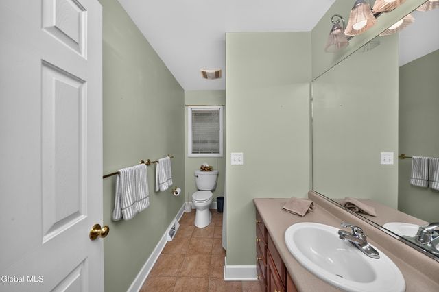 26 Hedgerose Lane, Bethlehem, NY 12054