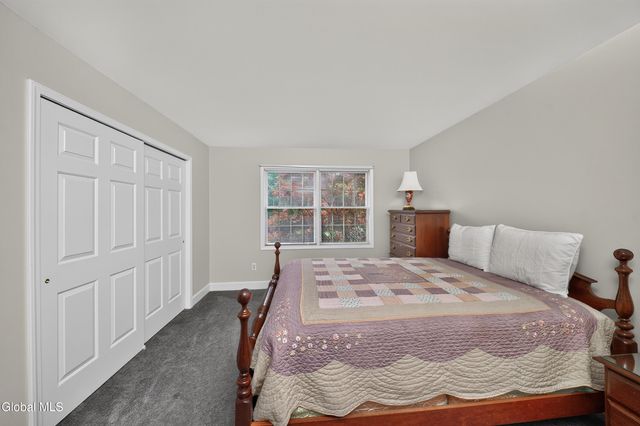 26 Hedgerose Lane, Bethlehem, NY 12054