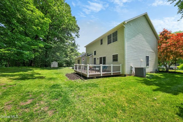 26 Hedgerose Lane, Bethlehem, NY 12054