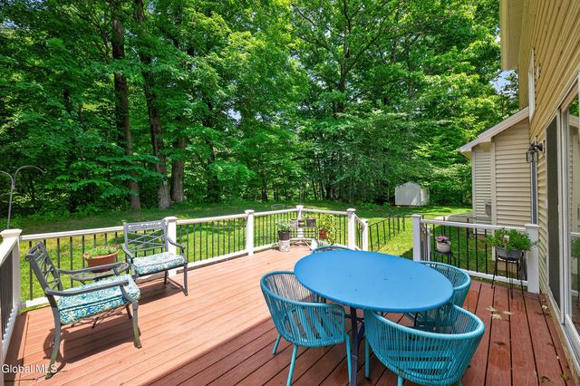 26 Hedgerose Lane, Bethlehem, NY 12054