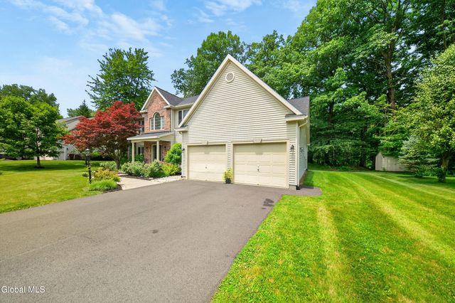 26 Hedgerose Lane, Bethlehem, NY 12054