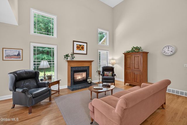 26 Hedgerose Lane, Bethlehem, NY 12054