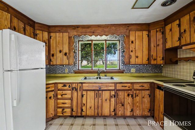 10748 100th Street, Alto, MI 49302