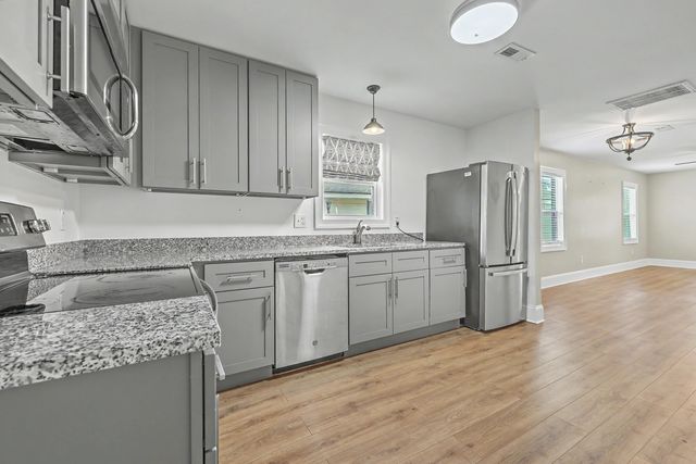 1976 Hugo Avenue, North Charleston, SC 29405