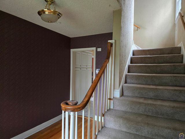 2701 SW Harland CT, Topeka, KS 66604