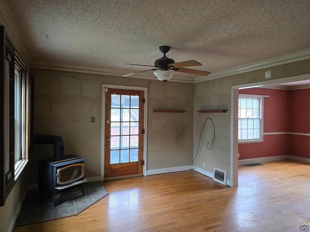 2701 SW Harland CT, Topeka, KS 66604