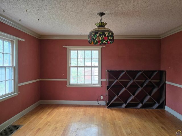 2701 SW Harland CT, Topeka, KS 66604