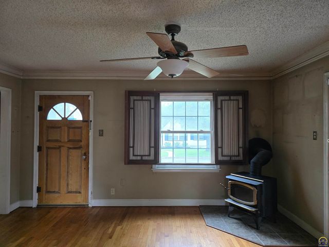 2701 SW Harland CT, Topeka, KS 66604