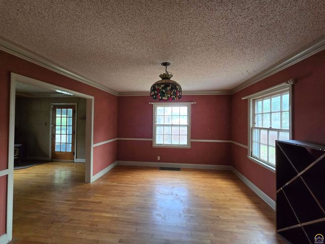 2701 SW Harland CT, Topeka, KS 66604