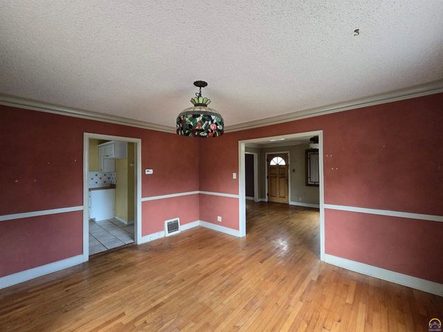 2701 SW Harland CT, Topeka, KS 66604