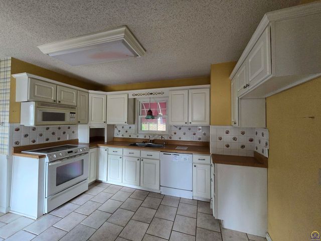 2701 SW Harland CT, Topeka, KS 66604