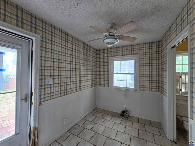 2701 SW Harland CT, Topeka, KS 66604