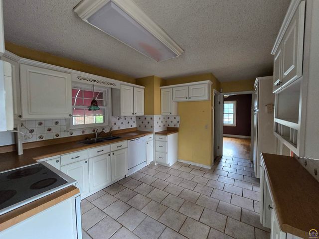 2701 SW Harland CT, Topeka, KS 66604