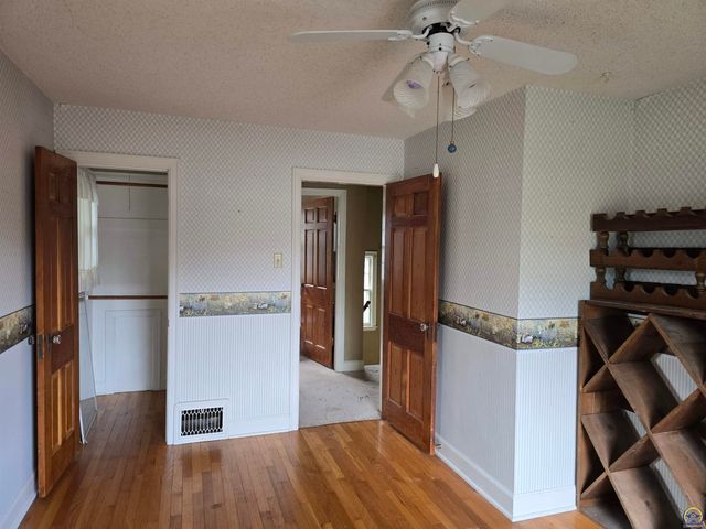 2701 SW Harland CT, Topeka, KS 66604