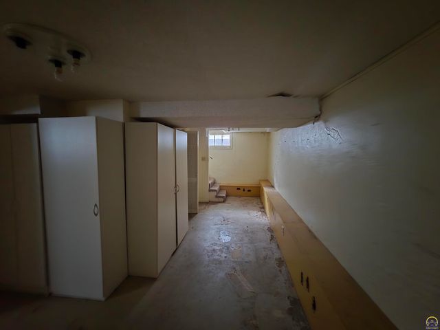 2701 SW Harland CT, Topeka, KS 66604
