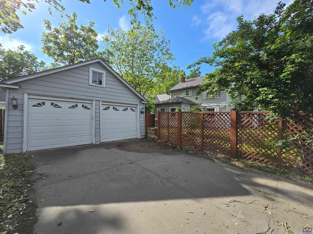 2701 SW Harland CT, Topeka, KS 66604