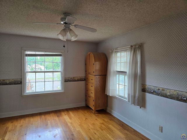 2701 SW Harland CT, Topeka, KS 66604