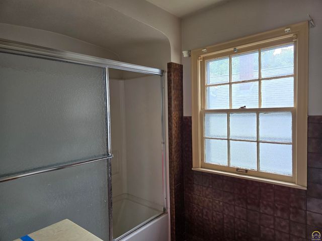 2701 SW Harland CT, Topeka, KS 66604