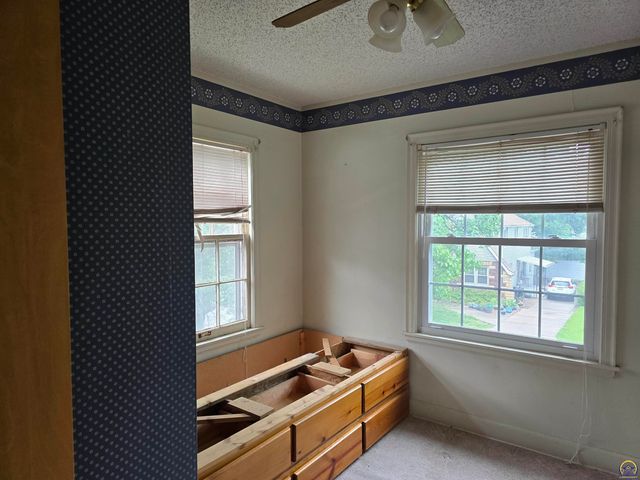 2701 SW Harland CT, Topeka, KS 66604