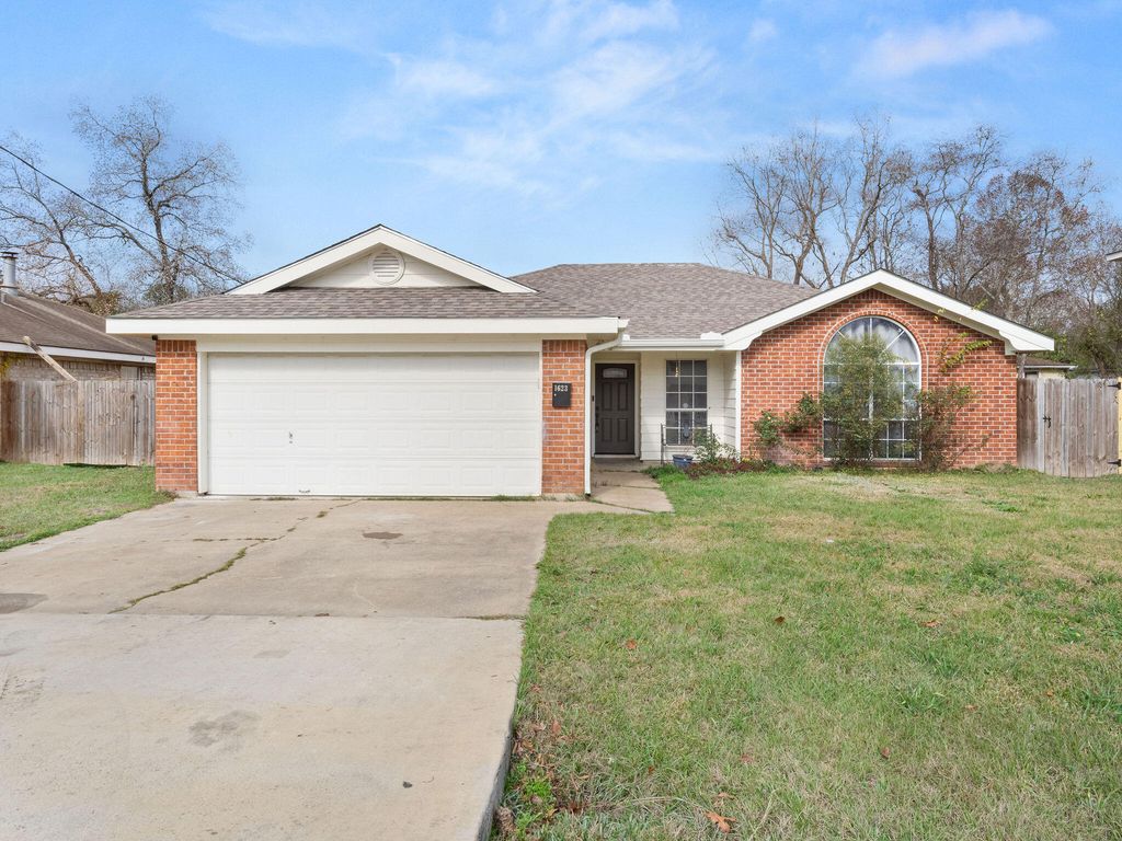 1623 Amour Dr, Leesville, LA 71446