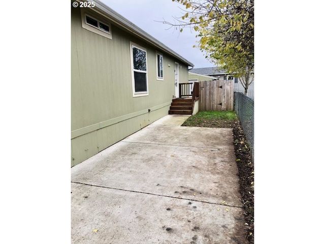 1415 S BERTELSEN Rd 143, Eugene, OR 97402