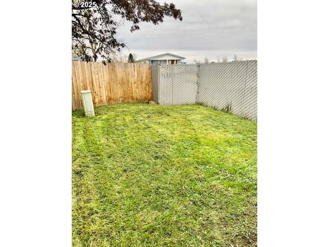 1415 S BERTELSEN Rd 143, Eugene, OR 97402