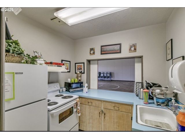 1415 S BERTELSEN Rd 143, Eugene, OR 97402