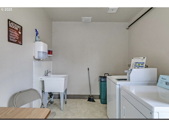 1415 S BERTELSEN Rd 143, Eugene, OR 97402