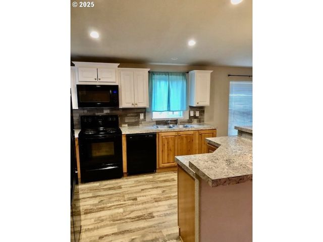 1415 S BERTELSEN Rd 143, Eugene, OR 97402