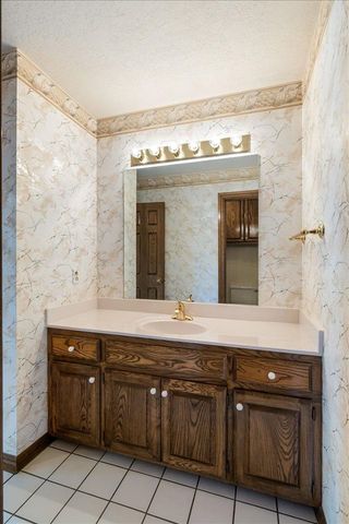 7607 NW Folkstone Way, Lawton, OK 73505