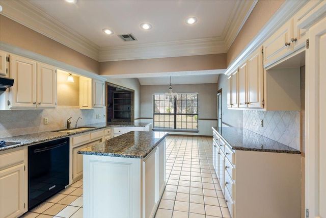 7607 NW Folkstone Way, Lawton, OK 73505