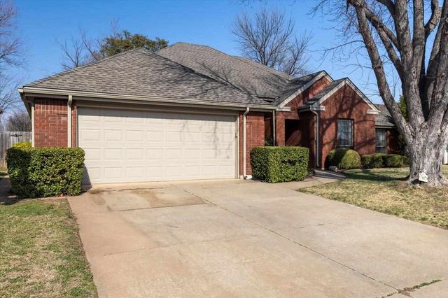 7607 NW Folkstone Way, Lawton, OK 73505